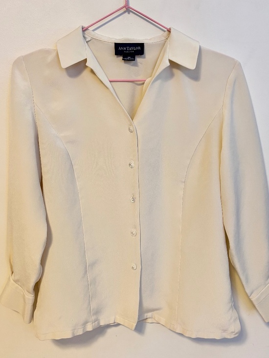Ann Taylor Collared Button Down 100% Silk Blouse Top Cream Womens Size 2 Petite - Picture 1 of 3